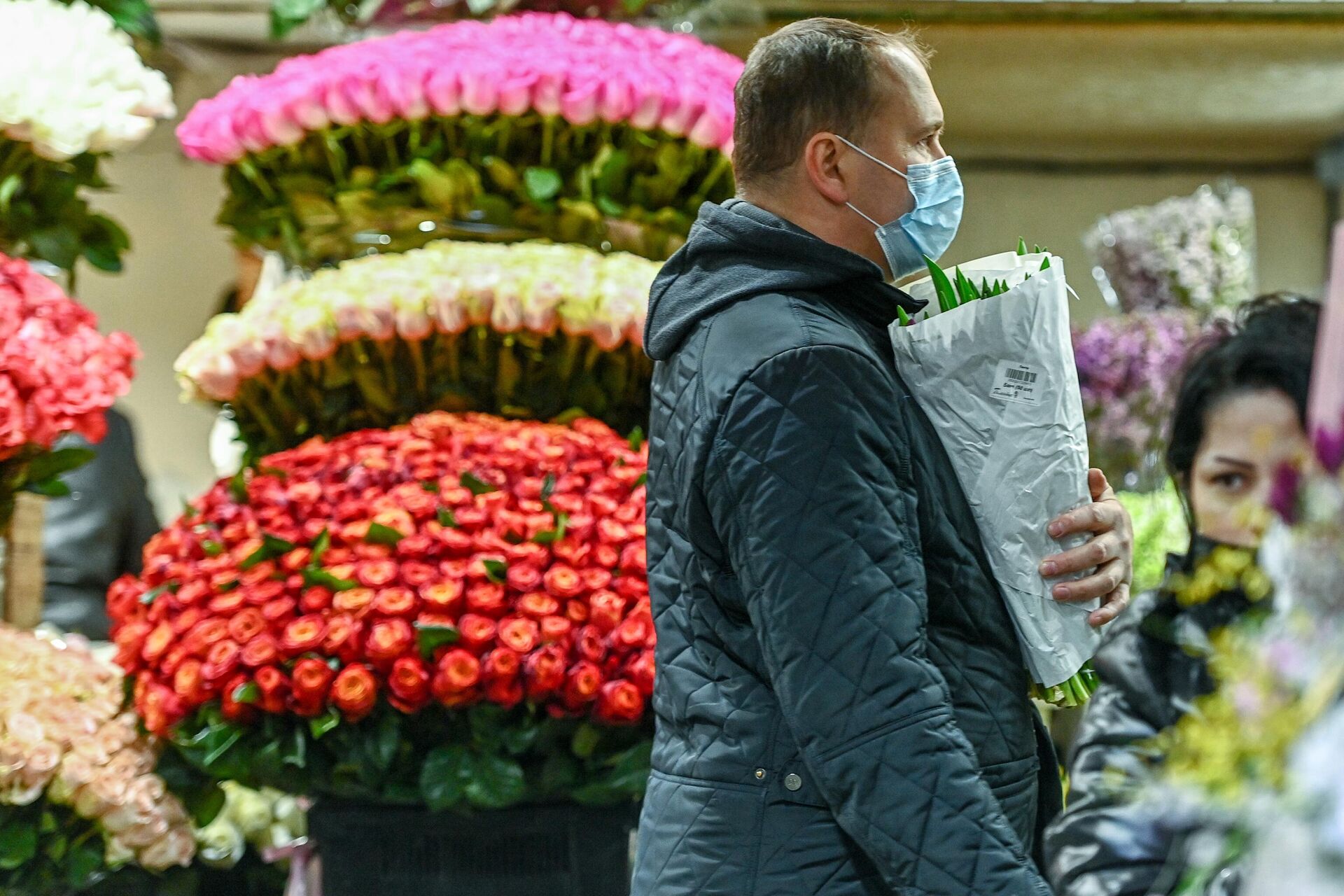 Продажа цветов накануне Международного женского дня на Рижском рынке в Москве - РИА Новости, 1920, 05.03.2021