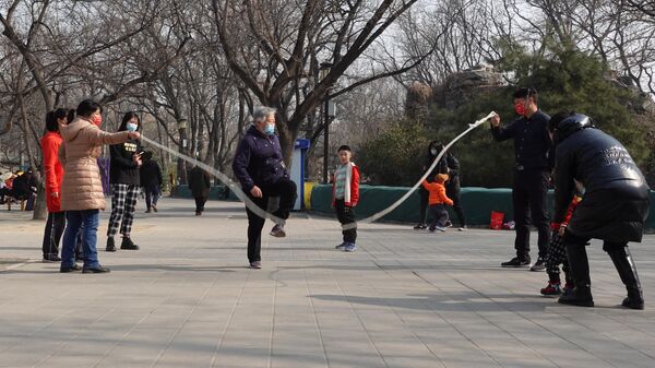 Пожилая женщина прыгает через скакалку в Пекине