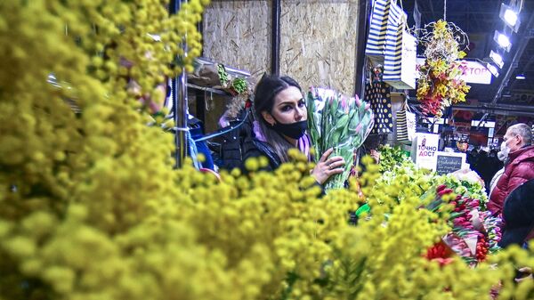Продажа цветов накануне Международного женского дня на Рижском рынке в Москве