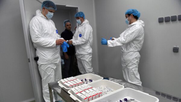 Сотрудники новосибирского предприятия Вектор-БиАльгам на линии розлива инъекционных препаратов шприц-доза вакцины ЭпиВакКорона для профилактики COVID-19