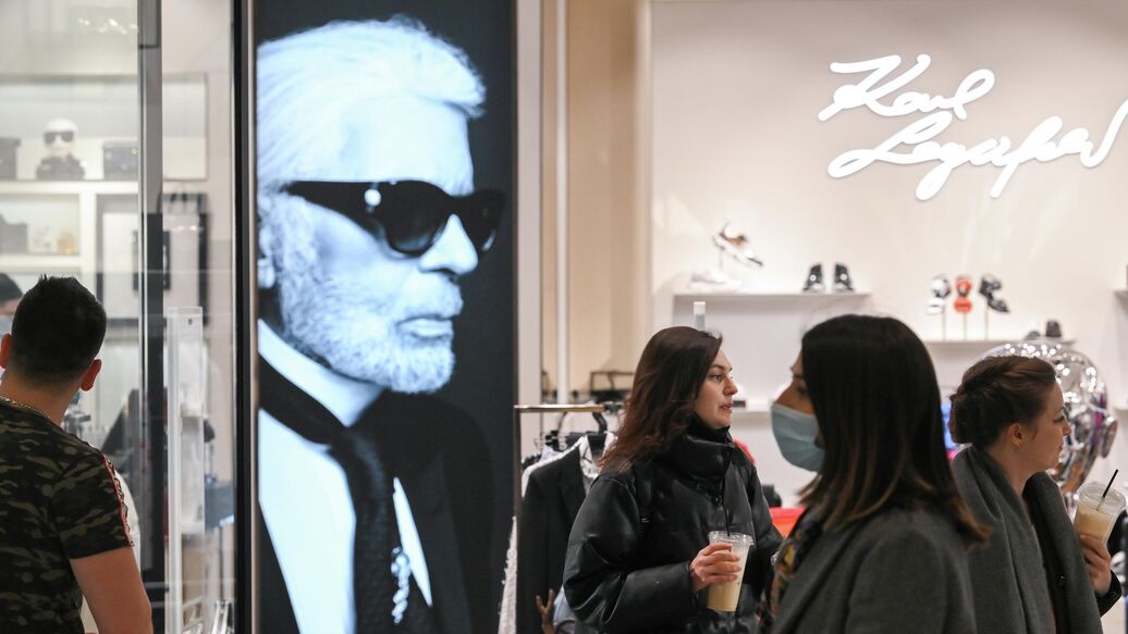 © РИА Новости / Максим БлиновПерейти в медиабанк<br>Покупатели в торговом центре. Архивное фото