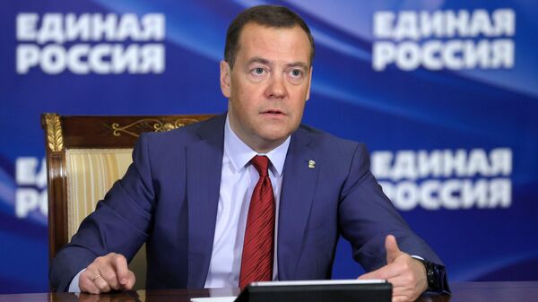 Председатель Всероссийской политической партии Единая Россия Дмитрий Медведев ведет прием граждан в режиме видеоконференции