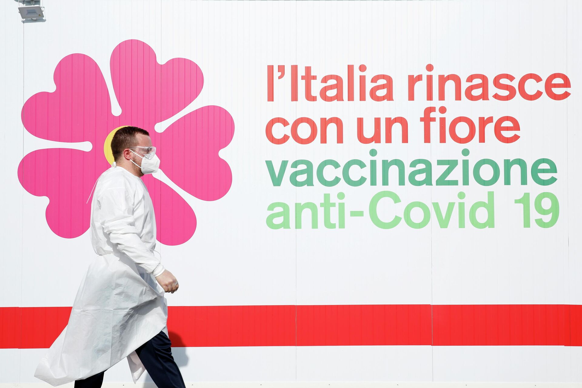Центр вакцинации от коронавируса (COVID-19) в аэропорту Фьюмичино в Риме - РИА Новости, 1920, 05.03.2021