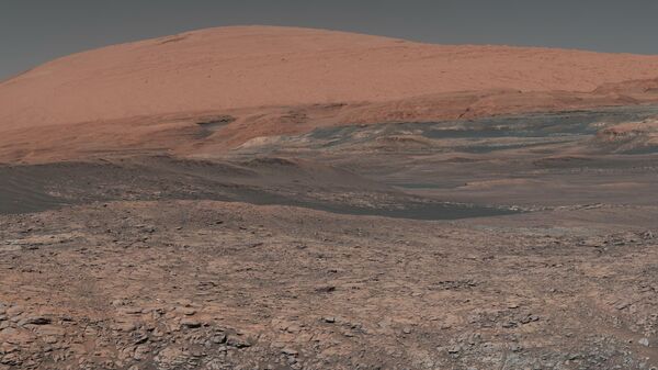 Фотография марсохода Curiosity у вершины горы Шарп