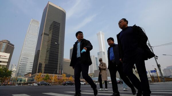 Мужчины в центральном деловом районе Пекина