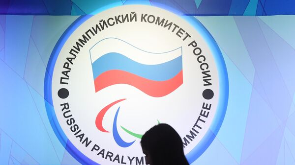 Эмблема Паралимпийского комитета России в офисе ПКР в Москве.