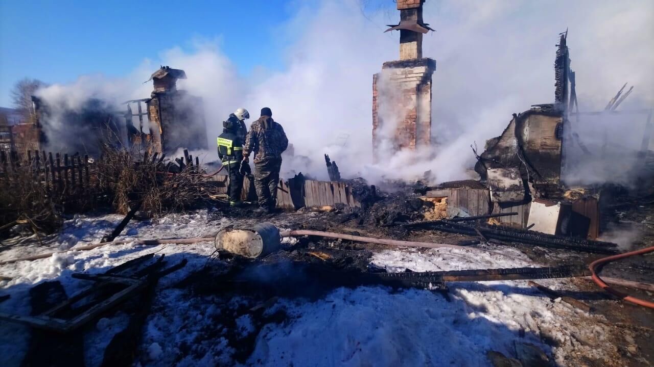 Последствия возгорания в деревянном одноэтажном жилом доме в поселке Березовый Солнечного района, Хабаровский край - РИА Новости, 1920, 06.03.2021