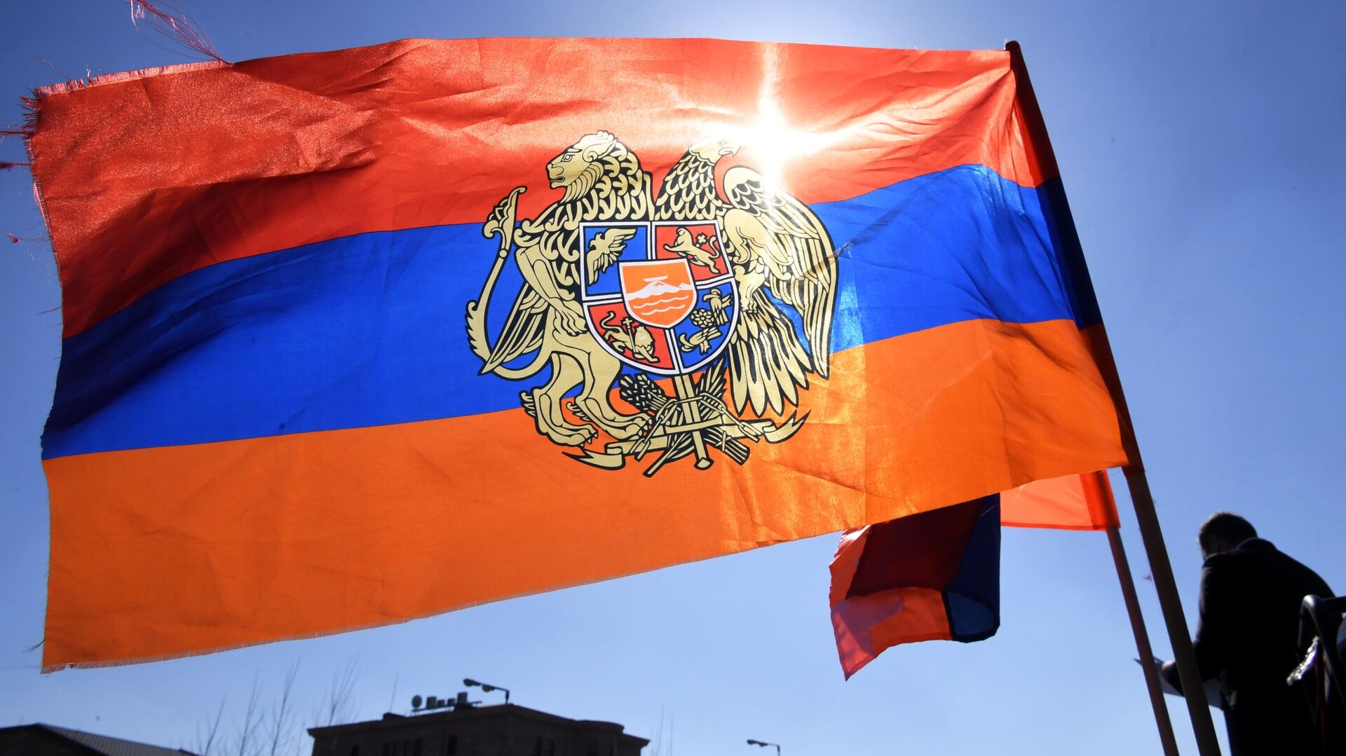 Флаг участников митинга в поддержку Генштаба в его конфликте с премьером Николом Пашиняном возле Министерства обороны Армении в Ереване - РИА Новости, 1920, 09.05.2024