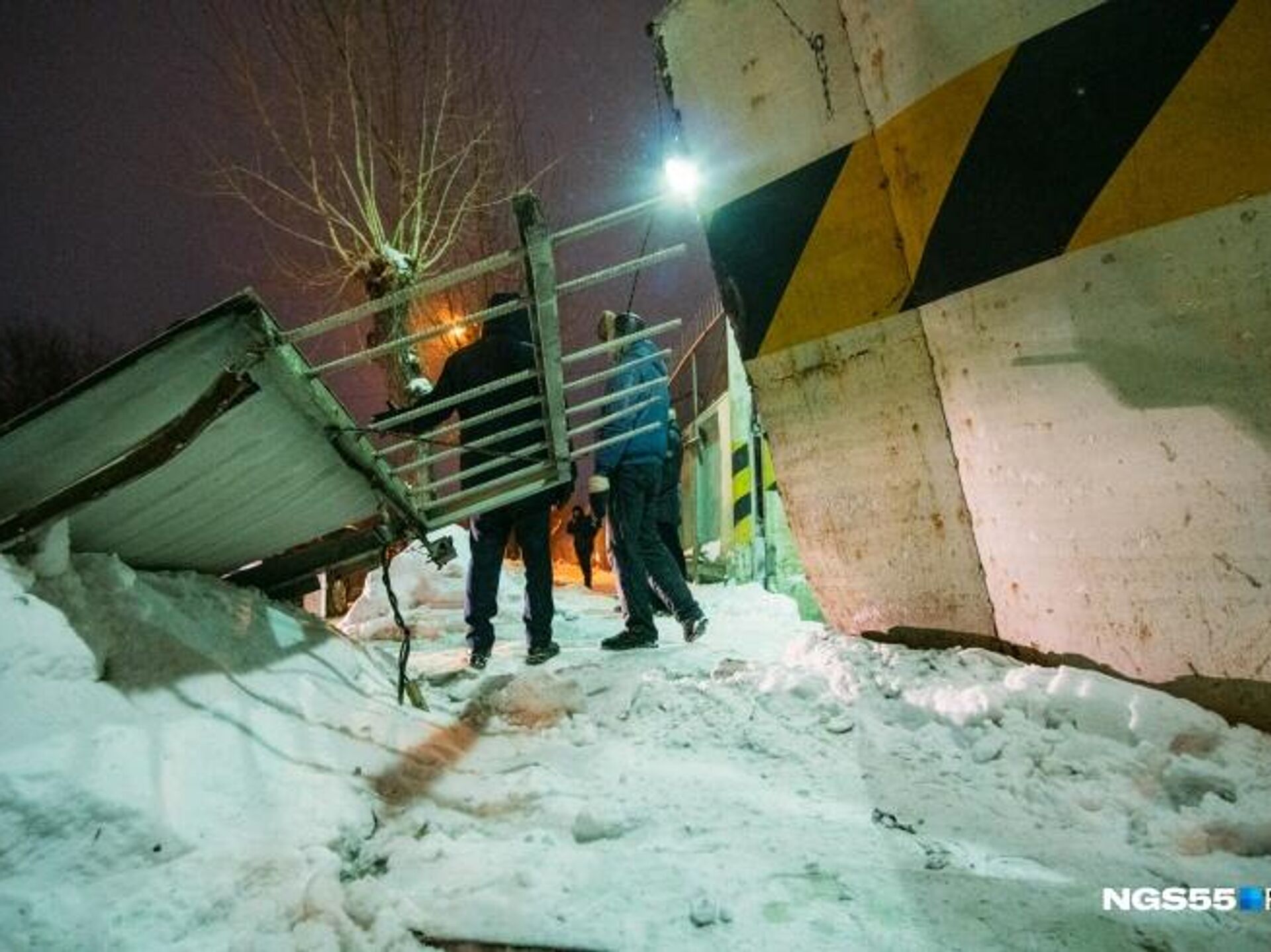 В Омске бетонный забор упал на прохожих, погибла женщина - РИА Новости,  06.03.2021