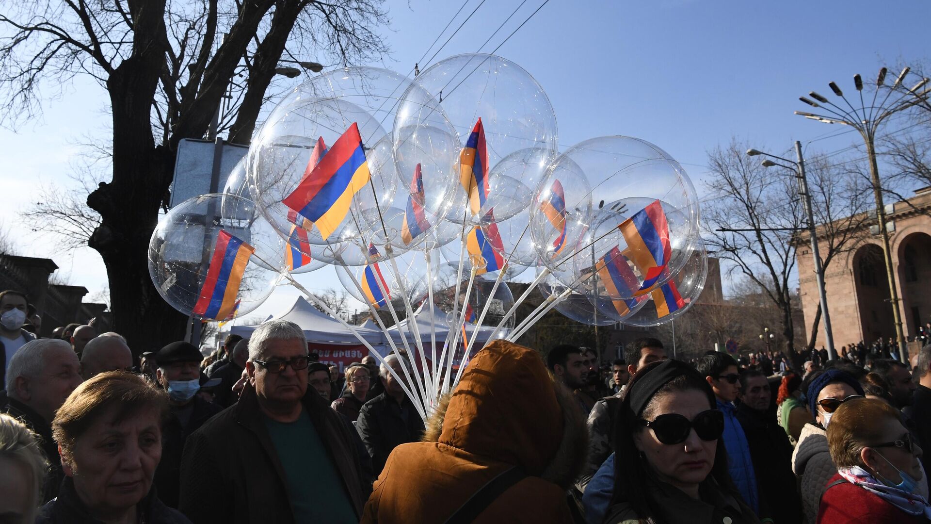 Участники митинга оппозиции на проспекте Баграмяна перед зданием Национального собрания Армении в Ереване - РИА Новости, 1920, 06.03.2021