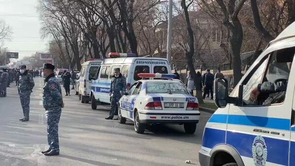Полиция Еревана взяла под усиленную охрану резиденцию президента