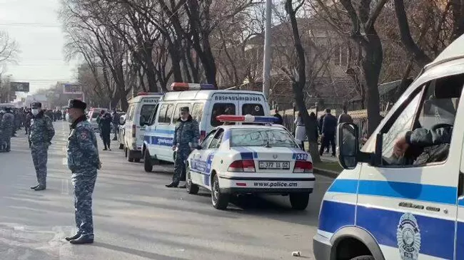 Полиция Еревана взяла под усиленную охрану резиденцию президента