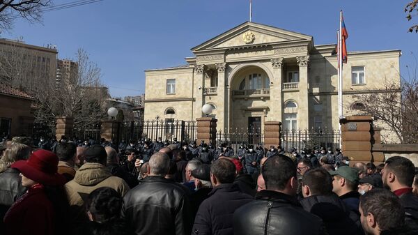 Участники митинга оппозиции на проспекте Баграмяна перед зданием Национального собрания Армении в Ереване
