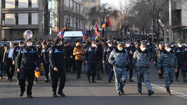 Участники митинга оппозиции в Ереване