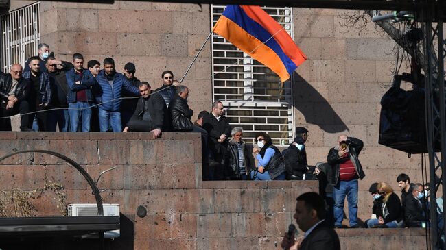 Участники митинга оппозиции на проспекте Баграмяна у здания Национальной академии наук в Еревaне