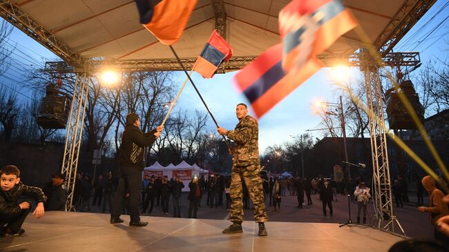 Участники митинга оппозиции на проспекте Баграмяна в Ереване