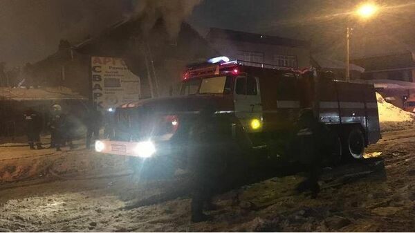 Сотрудники МЧС на месте пожара в хостеле на улице Волочаевской в Новосибирске. 7 марта 2021 