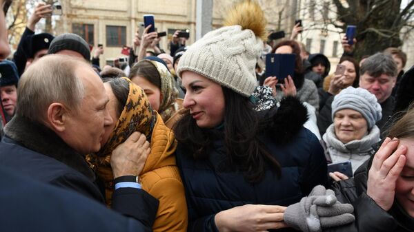 Президент РФ Владимир Путин общается с местными жителями в городе Иваново
