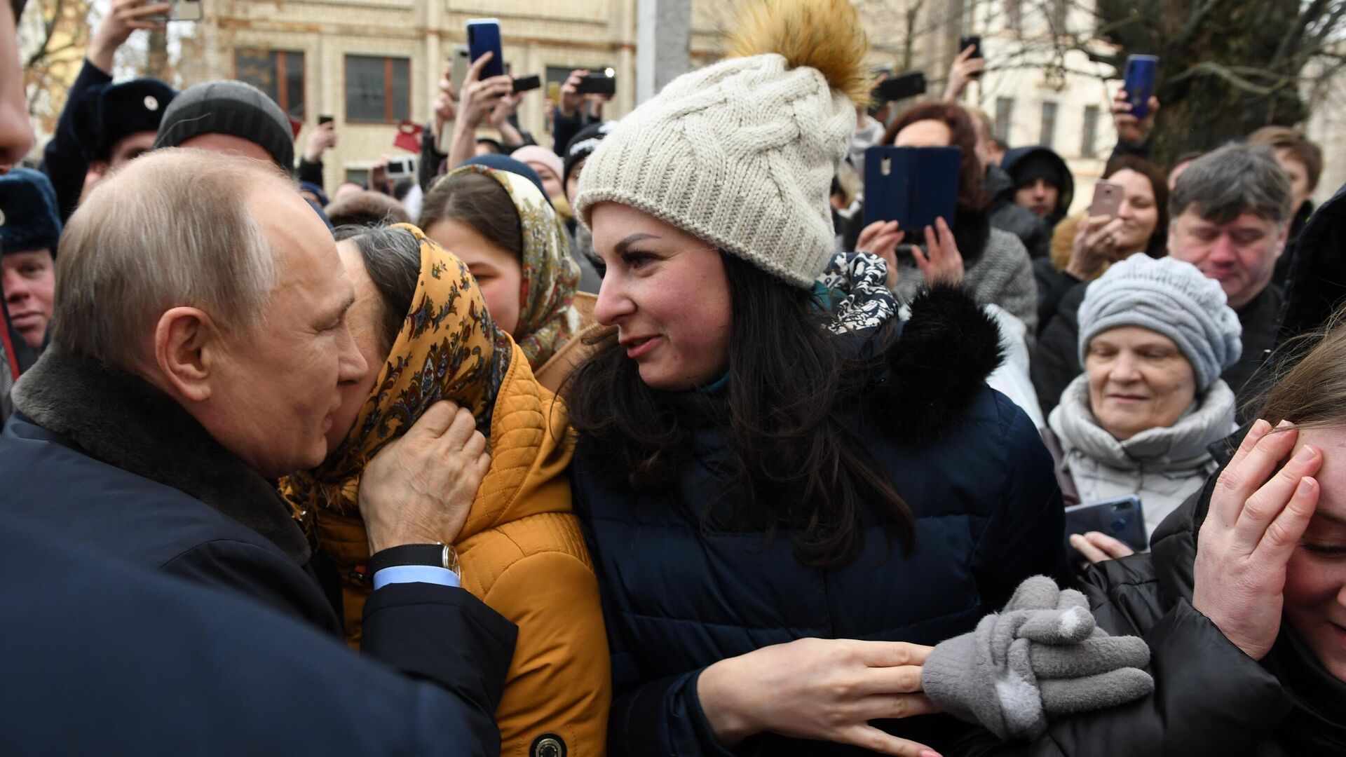 Президент РФ Владимир Путин общается с местными жителями в городе Иваново - РИА Новости, 1920, 07.03.2021