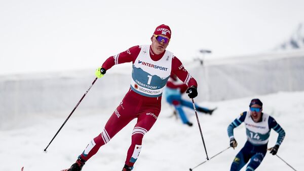 Александр Большунов на дистанции масс-старта среди мужчин на чемпионате мира - 2021 по лыжным видам спорта в немецком Оберстдорфе