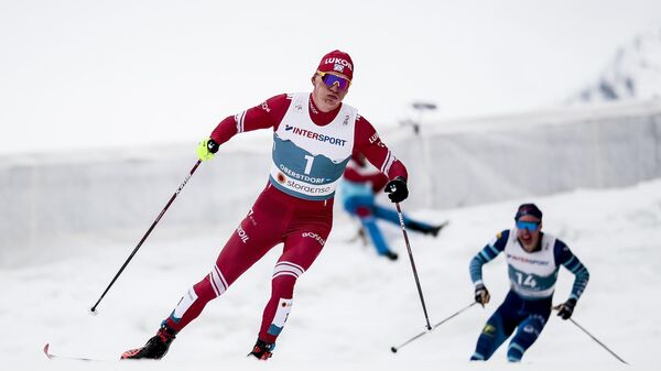 Александр Большунов (Россия) на дистанции масс-старта среди мужчин на чемпионате мира-2021