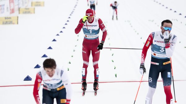 Александр Большунов (в центре) на чемпионате мира-2021 по лыжным видам спорта в немецком Оберстдорфе