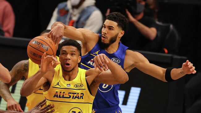 ATLANTA, GEORGIA - MARCH 07: Giannis Antetokounmpo #34 of Team James and Jayson Tatum #0 of Team Durant battle for the ball during the second half in the 70th NBA All-Star Game at State Farm Arena on March 07, 2021 in Atlanta, Georgia.   Kevin C. Cox/Getty Images/AFP (Photo by Kevin C. Cox / GETTY IMAGES NORTH AMERICA / Getty Images via AFP)