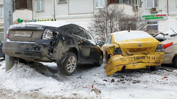 Последствия ДТП с участием четырех автомобилей в районе д. 2 на улице Дубнинская