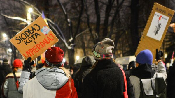Участники акции протеста против ужесточения законодательства об абортах в Польше