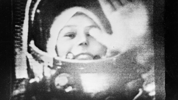 Летчик-космонавт СССР Валентина Терешкова в кабине корабля Восток-6 во время ее первого полета в космос, 16 июня 1963 года