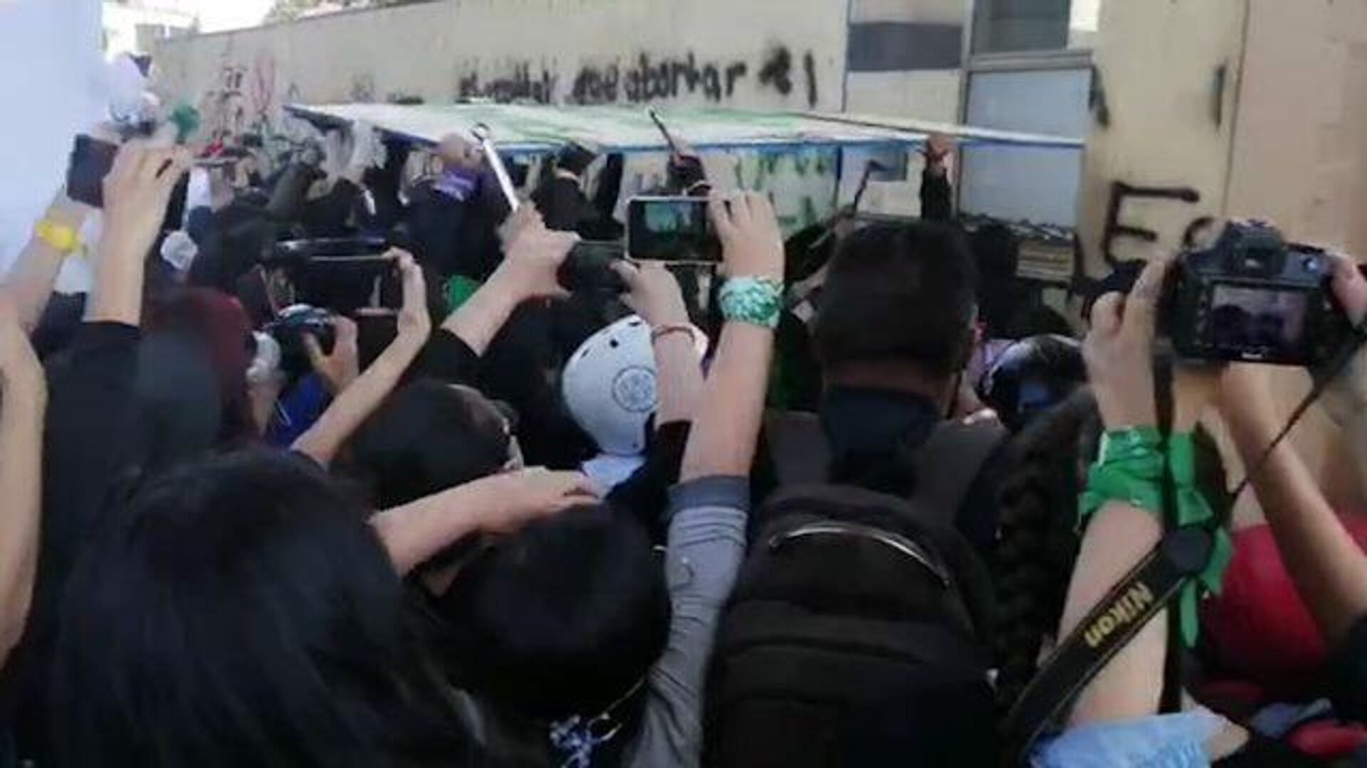 В мексике заехал в толпу феминисток. Мексика янгиликлари 19.12.2021. Мексика журналисты окружили микрофон.