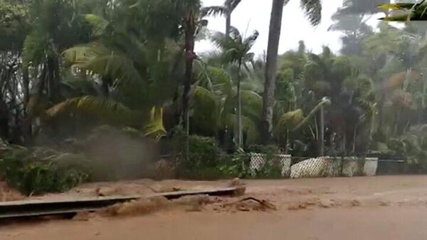 Затопленная дорога возле дамбы Каупакалуа, Гавайи