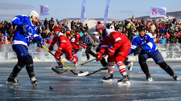 Участники хоккейного матча на озере Байкал у посёлка Большое Голоустное в Иркутской области