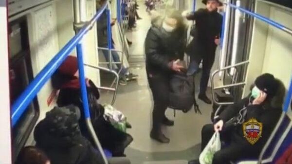 Не нравится песня – получи перцовый газ: конфликт в вагоне метро
