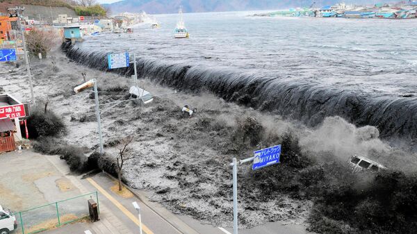 Волна приближается к городу Мияко в префектуре Иватэ после землетрясения магнитудой 8,9, произошедшего в этом районе 11 марта 2011 года