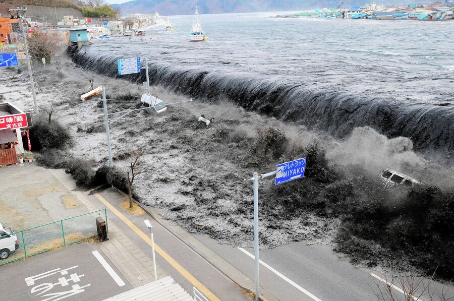 Волна приближается к городу Мияко в префектуре Иватэ после землетрясения магнитудой 8,9, произошедшего в этом районе 11 марта 2011 года