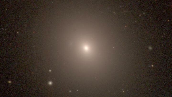 Гигантская эллиптическая галактика NGC 1453 в созвездии Эридана была одной из 63 галактик, использованных для расчета скорости расширения Вселенной - РИА Новости, 1920, 09.03.2021