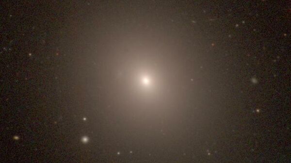 Гигантская эллиптическая галактика NGC 1453 в созвездии Эридана была одной из 63 галактик, использованных для расчета скорости расширения Вселенной