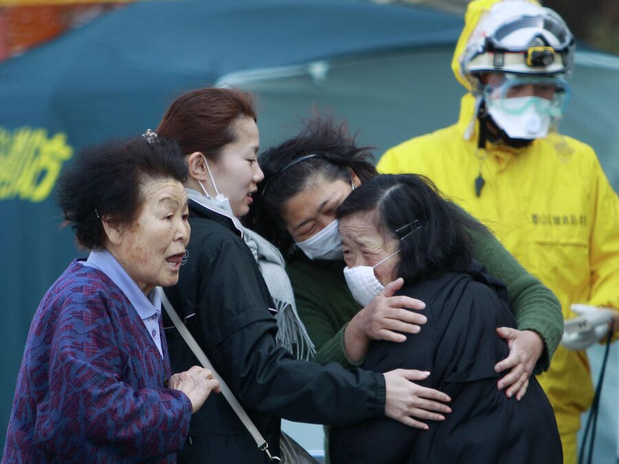 Жители, эвакуированные из районов вокруг ядерных объектов Фукусимы, пострадавших в результате сильного землетрясения 11 марта 2011 года