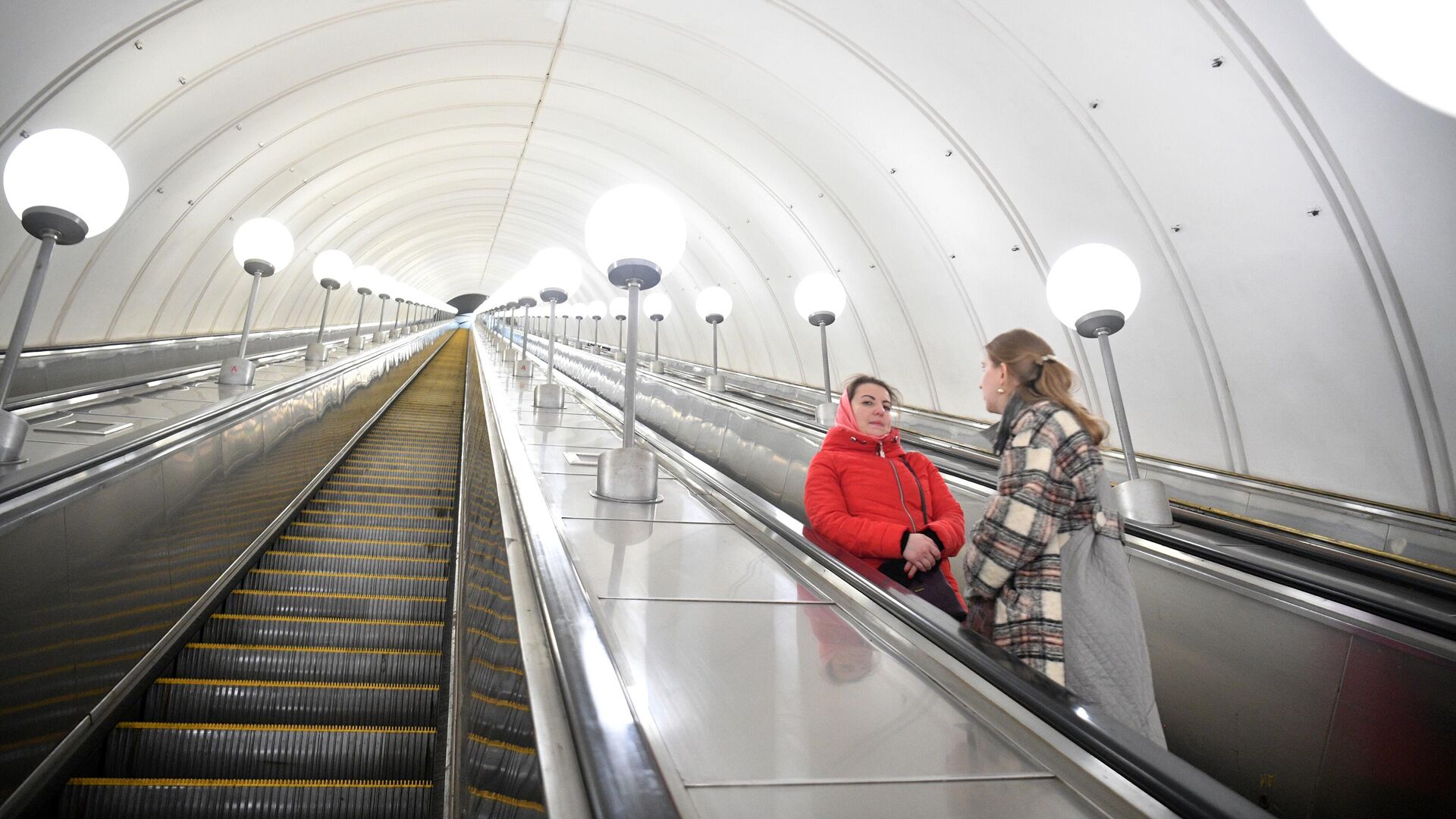 Женщины на эскалаторе станции метрополитена Парк Победы в Москве - РИА Новости, 1920, 09.05.2021