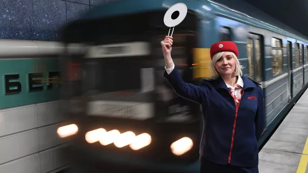 Сотрудница метрополитена на платформе станции метро Беломорская