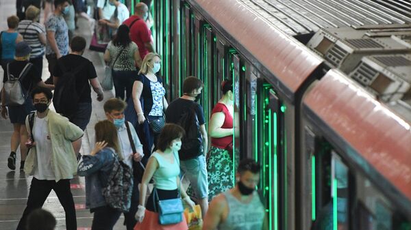 Пассажиры на станции метро Комсомольская в Москве