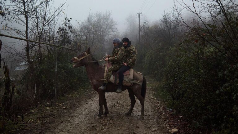 Местные жители в поселке Тагавард. Поселок Тагавард оказался поделен пополам между Арменией и Азербайджаном после прекращения огня