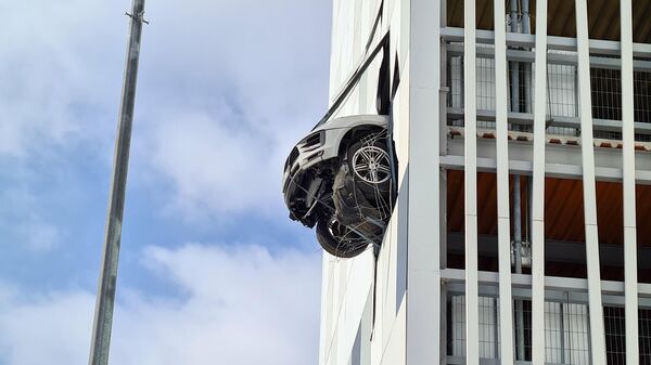 На юге Москвы водитель автомобиля Porsche Macan не справился с управлением и врезался в перекрытия многоэтажного паркинга