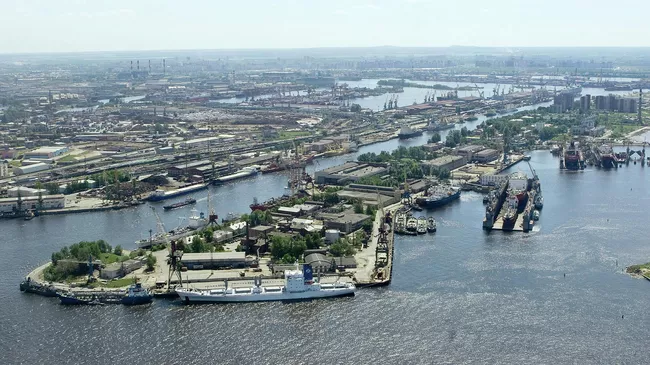 Вид на порт Санкт-Петербурга и Морской канал