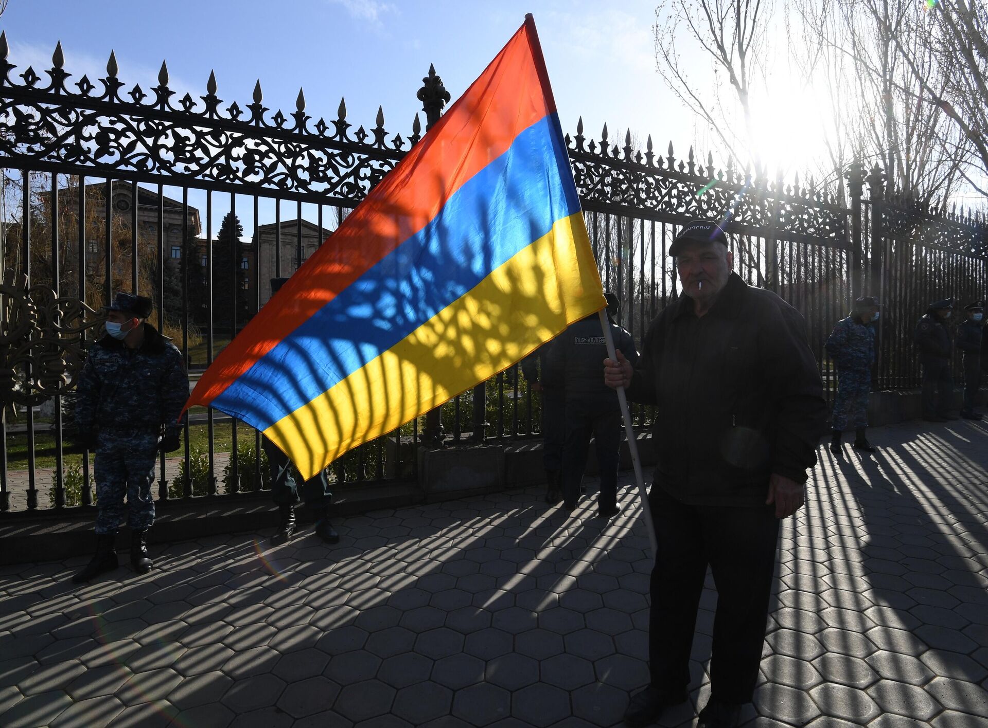 Участник митинга оппозиции перед зданием Национального собрания Армении в Ереване - РИА Новости, 1920, 29.03.2021