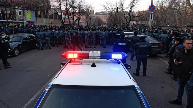 Сотрудники полиции во время митинга оппозиции в Ереване