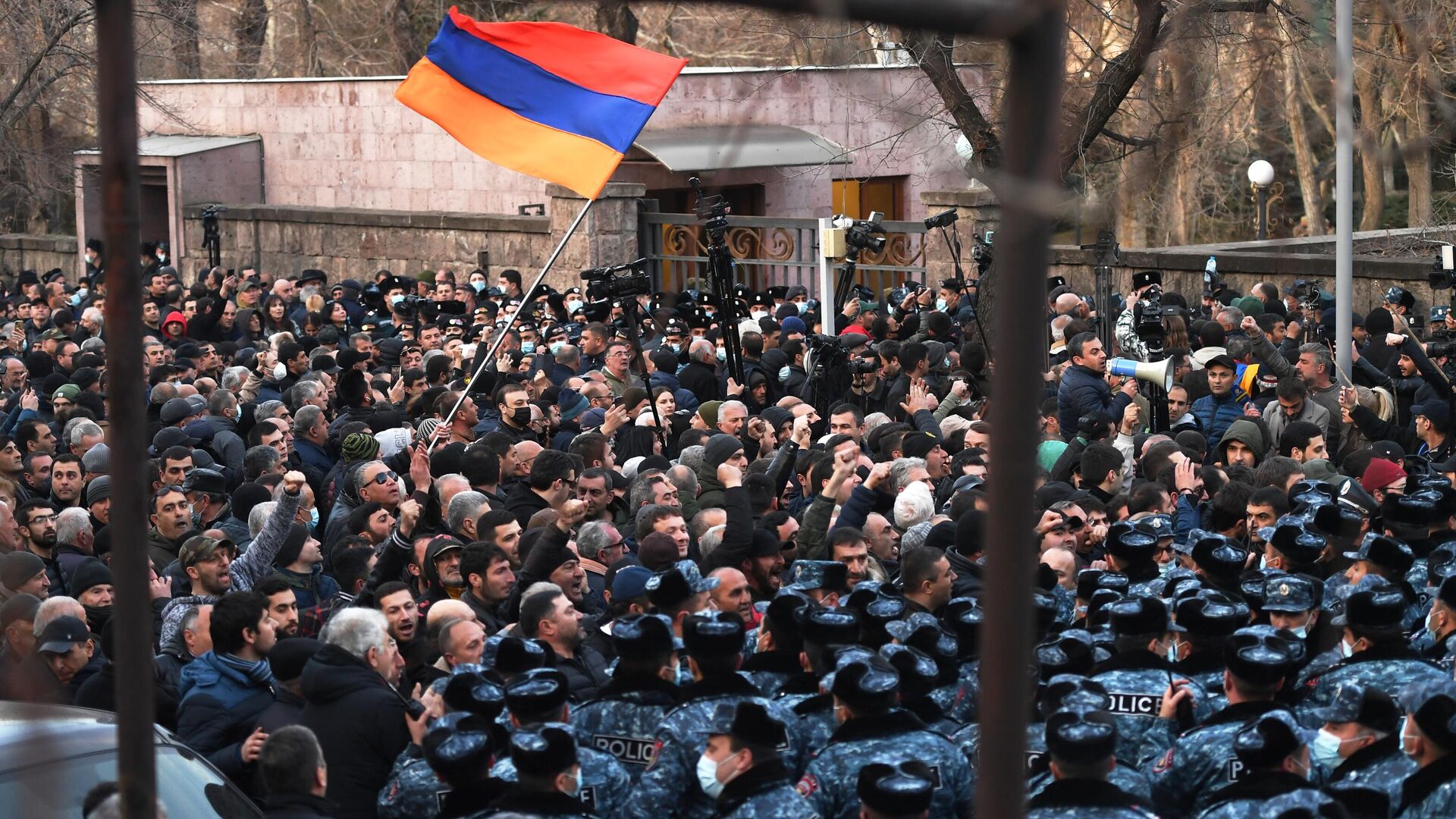 Сотрудники полиции и участники митинга оппозиции на проспекте Баграмяна в Ереване - РИА Новости, 1920, 13.03.2021