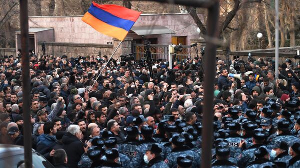 Сотрудники полиции и участники митинга оппозиции на проспекте Баграмяна в Ереване