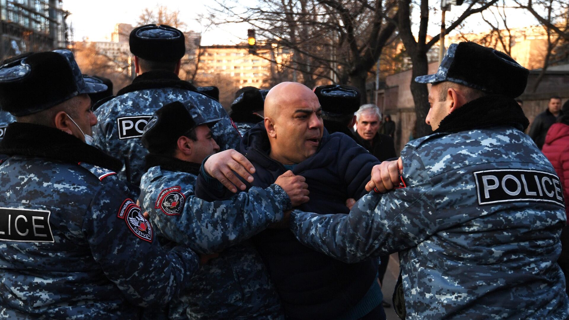 Сотрудники полиции задерживают участника митинга оппозиции на проспекте Баграмяна в Ереване - РИА Новости, 1920, 13.03.2021